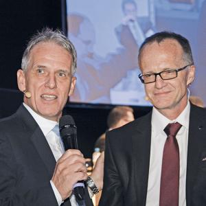 Sven Bradke zusammen auf der Bühne mit Syma-CEO Werner Stucki.