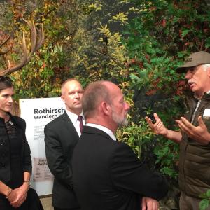 Der Präsident der St.Galler Jäger, Peter Weigelt, im Gespräch mit dem Nationalratspräsidenten Dominique de Buman und dem St.Galler Regierungspräsidenten Stefan Kölliker.