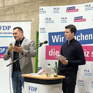 Nationalrat Marcel Dobler und Moderator Joel Mäder