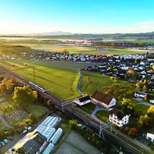 Die Areal Feldhof AG stellte jüngst ihre Pläne einer schrittweisen Überbauung der grössten Landreserve der Stadt Weinfelden sowie das erste Siegerprojekt vor. Die HRS Real Estate AG hatte für die vorgesehene Wohnüberbauung ein Studienverfahren mit fünf Architekturbüros durchgeführt. Mediapolis begleitete das Vorhaben kommunikativ.