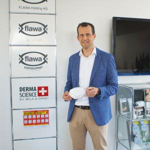 Claude Rieser, CEO der Flawa Consumer GmbH, präsentiert die neue Schutzmaske.